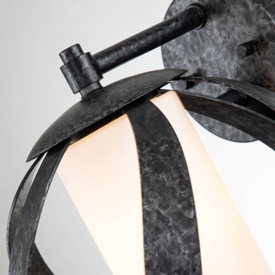 Elstead Blacksmith Wandleuchte E27 Altschwarz Opal geätzt IP44