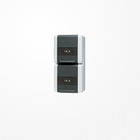 Jung 822KINAW SCHUKO-Zweifach-Steckdose, 16 A 250 V ~, mit Schriftfeld, SAFETY+, senkrecht, IP 44, WG 800