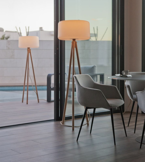 NewGarden CHLOE 140 LED Solar Outdoor Stehleuchte 140cm dimmbar Holzbeine + Akku Innen & Außen IP65