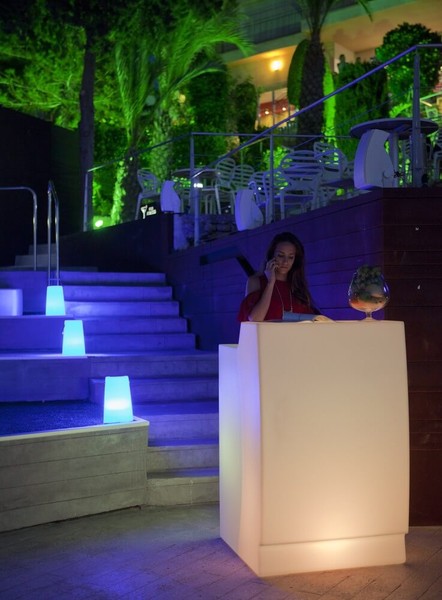 NewGarden SICILIA 75 LED Solar beleuchtete Bar, Theke 75cm + Akku, RGB, Controller Innen & Außen IP65