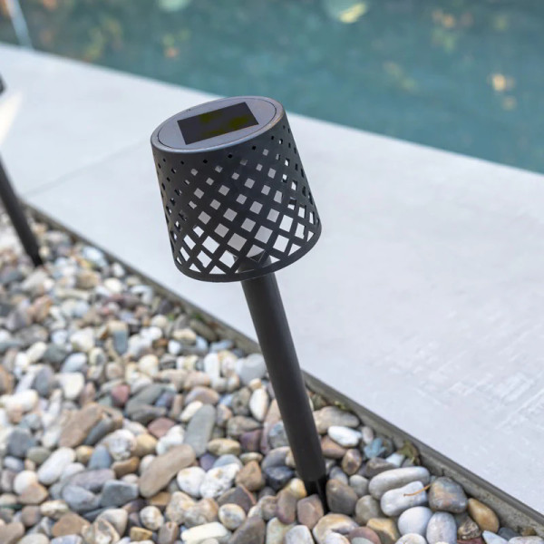 NewGarden GRETITA schwarz Solar + Akku LED Erdspieß Gartenleuchte Solar 4er Set + USB Innen & Außen IP44