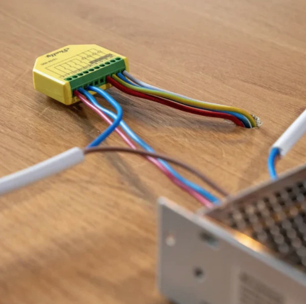 Shelly Plus RGBW PM - WLAN LED-Controller, RGBW, 12/24V, LED Lichtcontroller BT