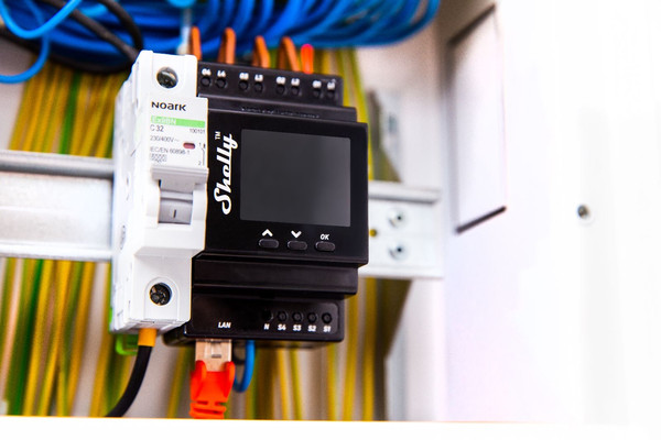 Shelly Pro Dual Cover PM - Doppelter Rollladenaktor für DIN-Schiene