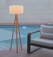 NewGarden CHLOE 140 LED Stehleuchte Holzbeine 140cm 2700-6500K dimmbar Fernbedienung E27 Innen & Außen IP65